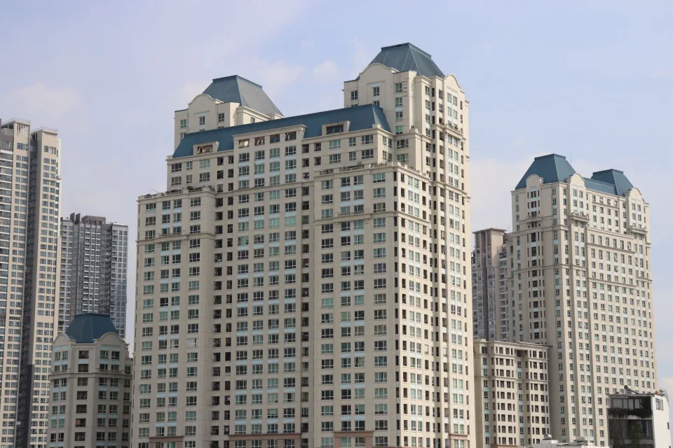 Môi giới đang dẫn khách xem nhà